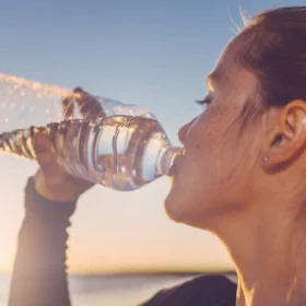 Nguy hại từ nước đóng chai nhựa