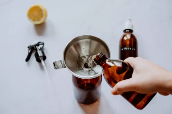 Giấm trắng ngăn ngừa vết nước cứng trên kính