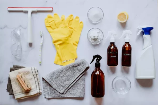 Hoá chất, dụng cụ ngăn ngừa vết nước cứng trên kính