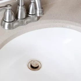 Loại bỏ gỉ sét khỏi bồn rửa