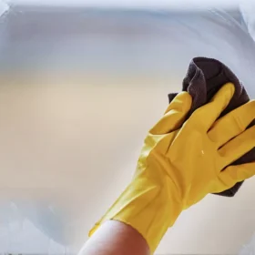 ngăn ngừa vết nước cứng trên kính