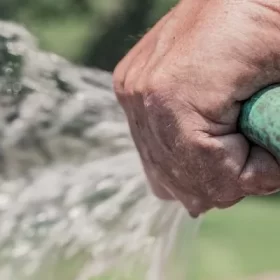 Áp lực nước trung bình hộ gia đình là bao nhiêu?