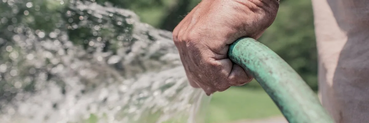 Áp lực nước trung bình hộ gia đình là bao nhiêu?