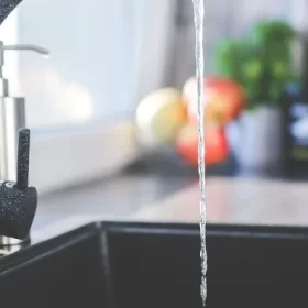 Thiết bị làm mềm nước sử dụng bao nhiêu muối