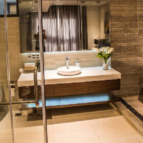 Khách sạn làm sạch các ô kính như thế nào?