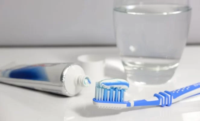 loại bỏ vết nước cứng trên đồ thủy tinh bằng kèm đánh răng