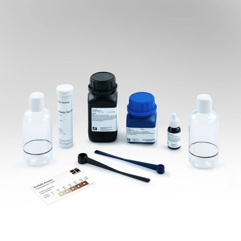 Sử dụng bộ kit test thử nhanh để kiểm tra sơ bộ nồng độ Asen trong nước giếng trước khi gửi mẫu đo chính xác tại phòng thí nghiệm.